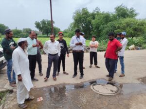 कर्तव्यदक्ष मुख्याधिकारी गणेश शिंदे साहेब यांची तात्काळ धाव; ड्रेनेजचे आउटलेट चे पाणी विहिरीत जाणे थांबवून स्वच्छतेच्या उपाययोजनांना सुरुवात